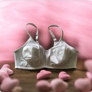 Brassiere white size 38D soft cups Adjustable straps no underwires🌹🌹